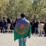 Una persona con una bandera gitana en uno de los actos conmemorativos del Día Internacional del Pueblo GItano