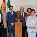 Aguirre y Moreno descubren busto de Manuel Clavero
