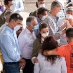 Los reyes Felipe y Letizia, acompañados por los presidentes del Gobierno, Pedro Sánchez, y de Canarias, Angel Víctor Torres, mantuvieron un encuentro en el barrio de La Laguna con la población afectada por la erupción del volcán de La Palma. 