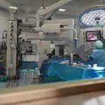 Imagen del quirófano durante una intervención urológica asistida por robot de un pacientes pediátrico