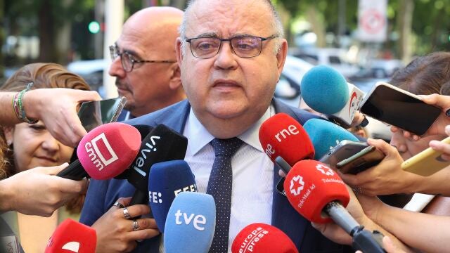 Alejandro Vázquez atiende a la prensa a su llegada a la Interterritorial de Salud en Madrid