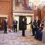 La dolencia que la reina Letizia (2d) sufre en su pie izquierdo, conocida como neuroma de Morton, le ha obligado a protagonizar una imagen insólita al participar sentada en el besamanos previo a la cena de gala ofrecida este miércoles por los reyes de los Países Bajos en el Palacio Real de Ámsterdam. 