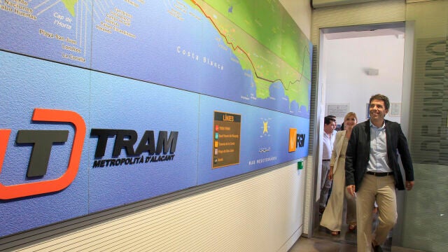 El presidente de la Generalitat, Carlos Mazón, ha presentado hoy en Alicante el servicio especial del TRAM de Hogueras de San Juan
