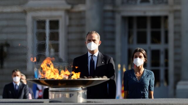 Los reyes Felipe y Letizia presiden el acto de homenaje de estado a las víctimas de la pandemia de la covid-19 y de reconocimiento al personal sanitario, en la Plaza la Armería del Palacio Real en Madrid.