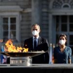 Los reyes Felipe y Letizia presiden el acto de homenaje de estado a las víctimas de la pandemia de la covid-19 y de reconocimiento al personal sanitario, en la Plaza la Armería del Palacio Real en Madrid.