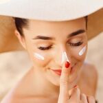 Dermatólogos advierten de los peligros de tomar el sol sin crema solar para "coger más bronceado"