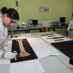 Escuela de Arte y Superior de Palencia Conservación y Restauración de Textiles y Bienes Culturales 'Mariano Timón' En la Imagen la profesora de Restauración y Conservación de Textiles, Cristina Quijada(D) observa como una alumna trabaja en una pieza religiosa