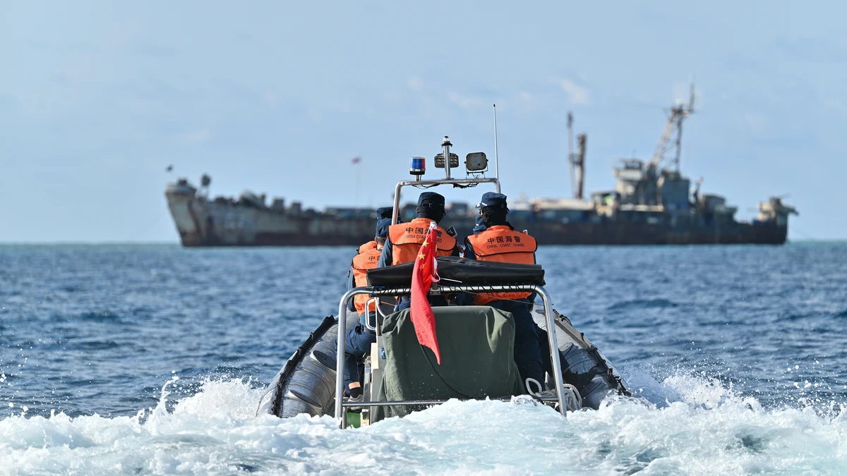 Agentes chinos abordan un barco de la Armada filipina y requisan las armas que llevaban dentro