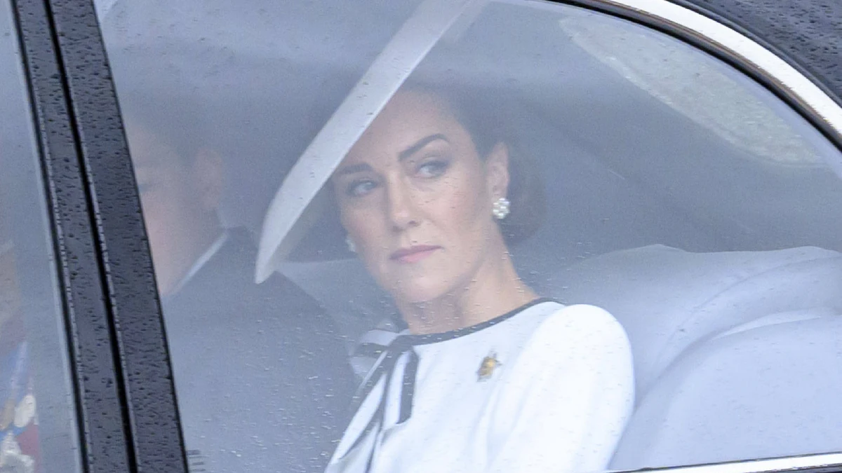  Kate Middleton reaparece en el 'Trooping the colour’ con vestido blanco muy elegante