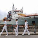 Los cubanos se agolpan pese a las lluvias a ver la flotilla naval rusa en La Habana