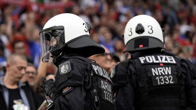 AMP.- Alemania.- La Policía de Hamburgo neutraliza a un individuo que amenazaba con un pico a aficiones de la Eurocopa