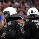 AMP.- Alemania.- La Policía de Hamburgo neutraliza a un individuo que amenazaba con un pico a aficiones de la Eurocopa