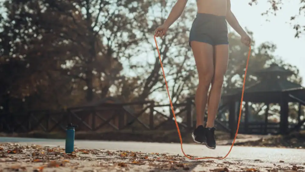 Salto a la comba, un ejercicio más eficaz que caminar 10.000 pasos diarios