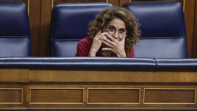 La vicepresidenta primera y ministra de Hacienda, María Jesús Montero, este martes en el Pleno del Congreso de los Diputados. 