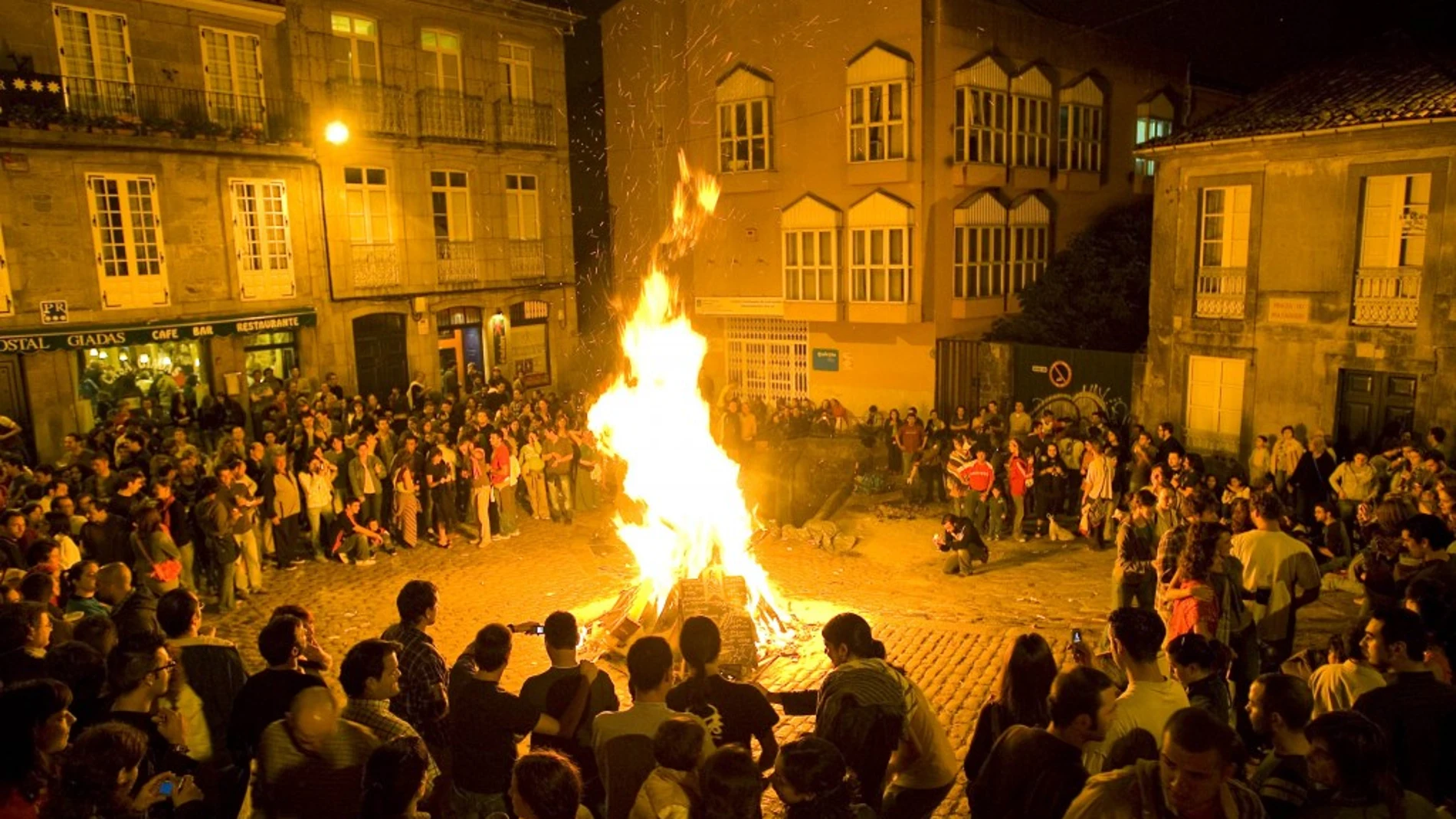 Hoguera de San Juan en Compostela.