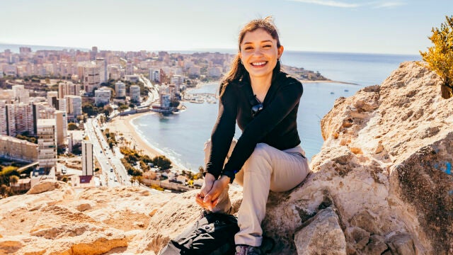 Gabriela Cevallos posa en la sierra de Grossa, uno de sus lugares favoritos de Alicante