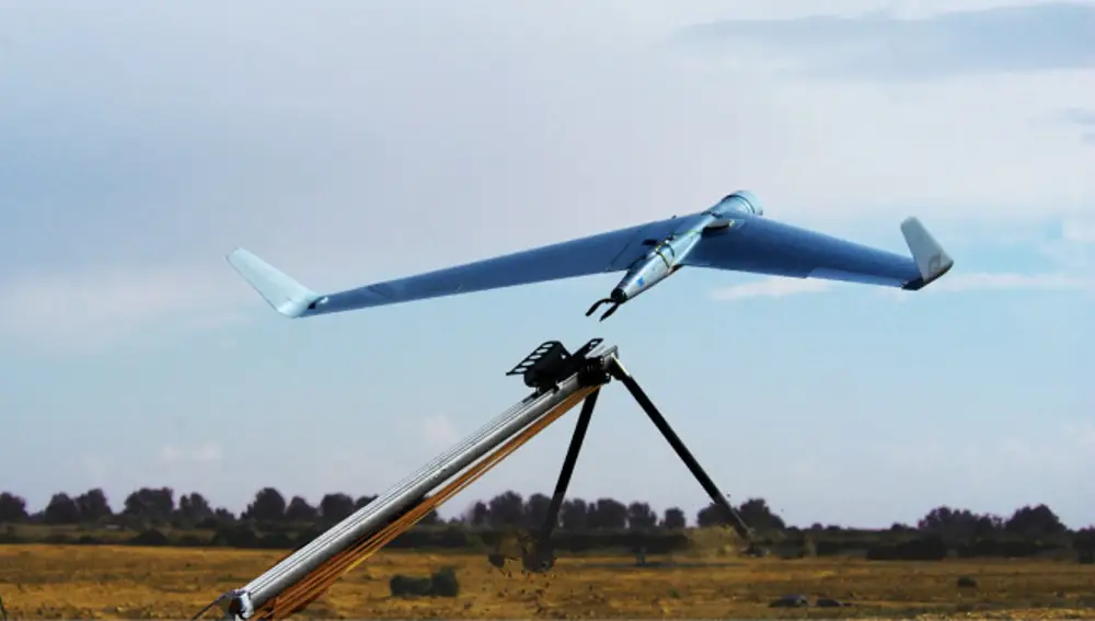 Lanzamiento con catapulta de un Orbiter 2, dron táctico en el que está basado el Orbiter 2 LM.