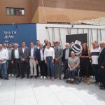 Foto de familia de Carnero con los representantes de los clubes de élite y de la prensa de Valladolid 