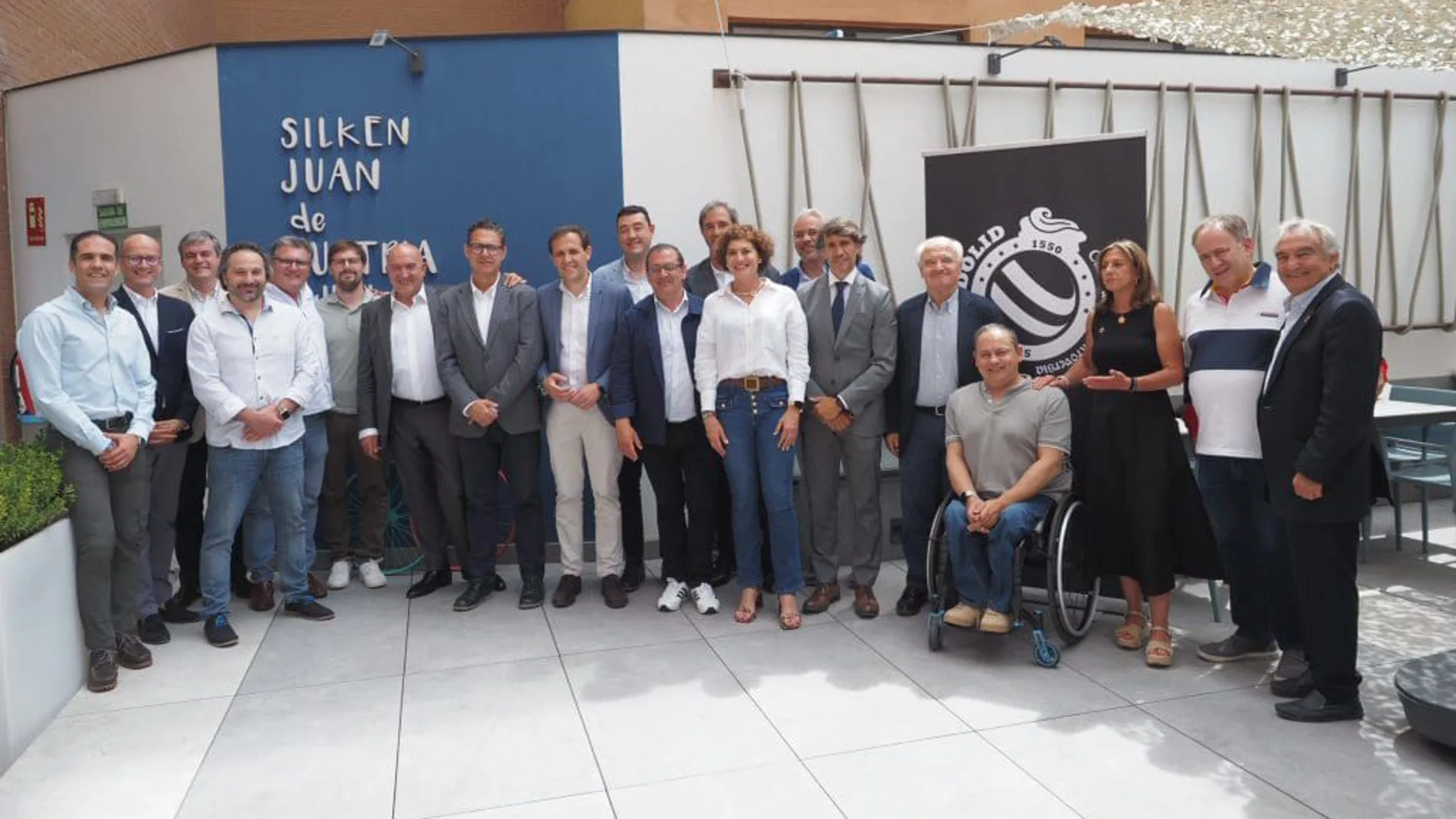 Foto de familia de Carnero con los representantes de los clubes de élite y de la prensa de Valladolid