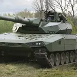 Así es el nuevo tanque Leopard 2 A-RC 3.0: torreta no tripulada, defensas antidrones y lanzador de misiles.