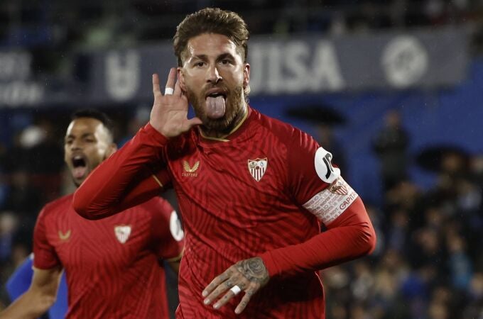 Ramos celebra un gol con el Sevilla