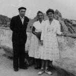 Josep Pla, Felisa Alvear y Luz de Santa Coloma, en junio de 1958, en Estartit, fotografiados por Josep Quintà