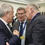 Antonio Tajani, Alberto Núñez Feijóo y Esteban González Pons durante la cumbre de líderes del Partido Popular Europeo que se celebra en Bruselas.