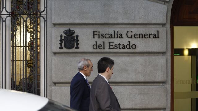  El fiscal de Sala Jefe de la Fiscalía Especial contra la Corrupción y la Criminalidad Organizada, Alejandro Luzón (i), a su llegada a la reunión de la Junta de fiscales de Sala sobre la orden del fiscal general del Estado, Álvaro García Ortiz, de amnistiar todos los delitos a los líderes independentistas catalanes por el 'procés', este martes, en Madrid. 