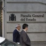  El fiscal de Sala Jefe de la Fiscalía Especial contra la Corrupción y la Criminalidad Organizada, Alejandro Luzón (i), a su llegada a la reunión de la Junta de fiscales de Sala sobre la orden del fiscal general del Estado, Álvaro García Ortiz, de amnistiar todos los delitos a los líderes independentistas catalanes por el 'procés', este martes, en Madrid. 