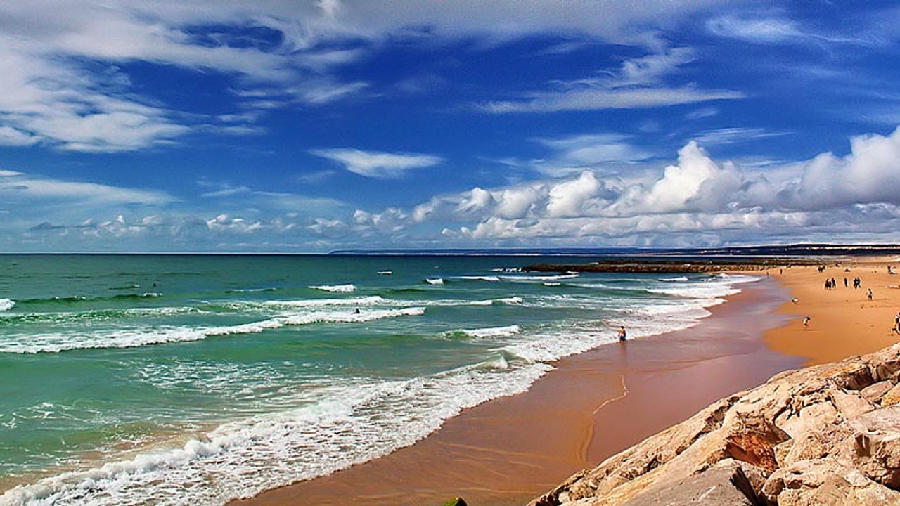 Muere un hombre sepultado por la arena mientras cavaba un hoyo con sus hijos en la playa