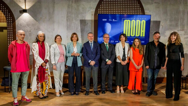 Foto de familia de Veganzones y Ortega con los participantes en esta jornada sobre moda e internacionalización