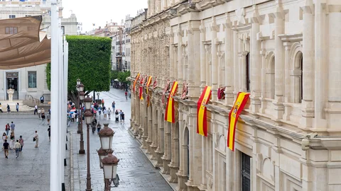 El Ayuntamiento de Sevilla, engalanado