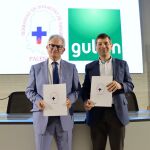 Manuel Maza, presidente de la Hermandad de Sangre de Palencia y Paco Hevia, director corporativo de Galletas Gullón, suscriben el convenio