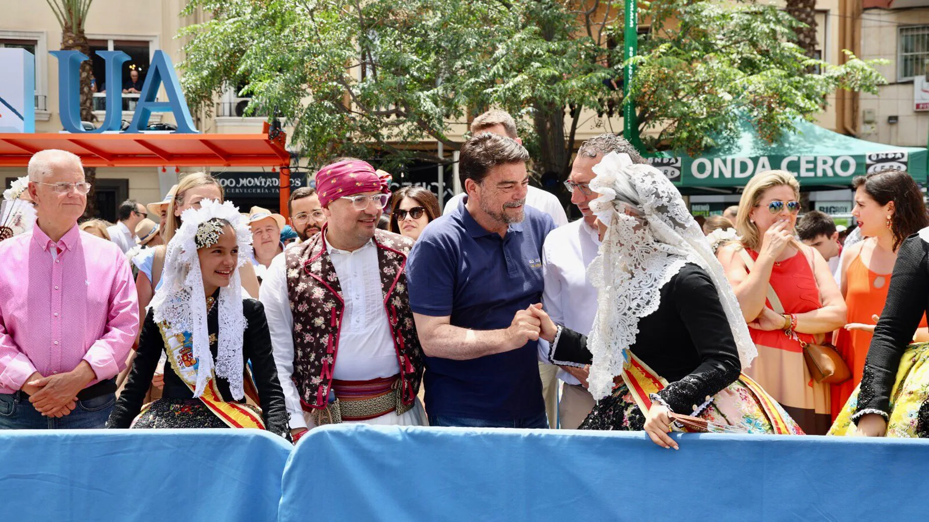 El alcalde de Alicante, Luis Barcala, y el presidente de la Diputación de Alicante, Toni Pérez, en la mascletà