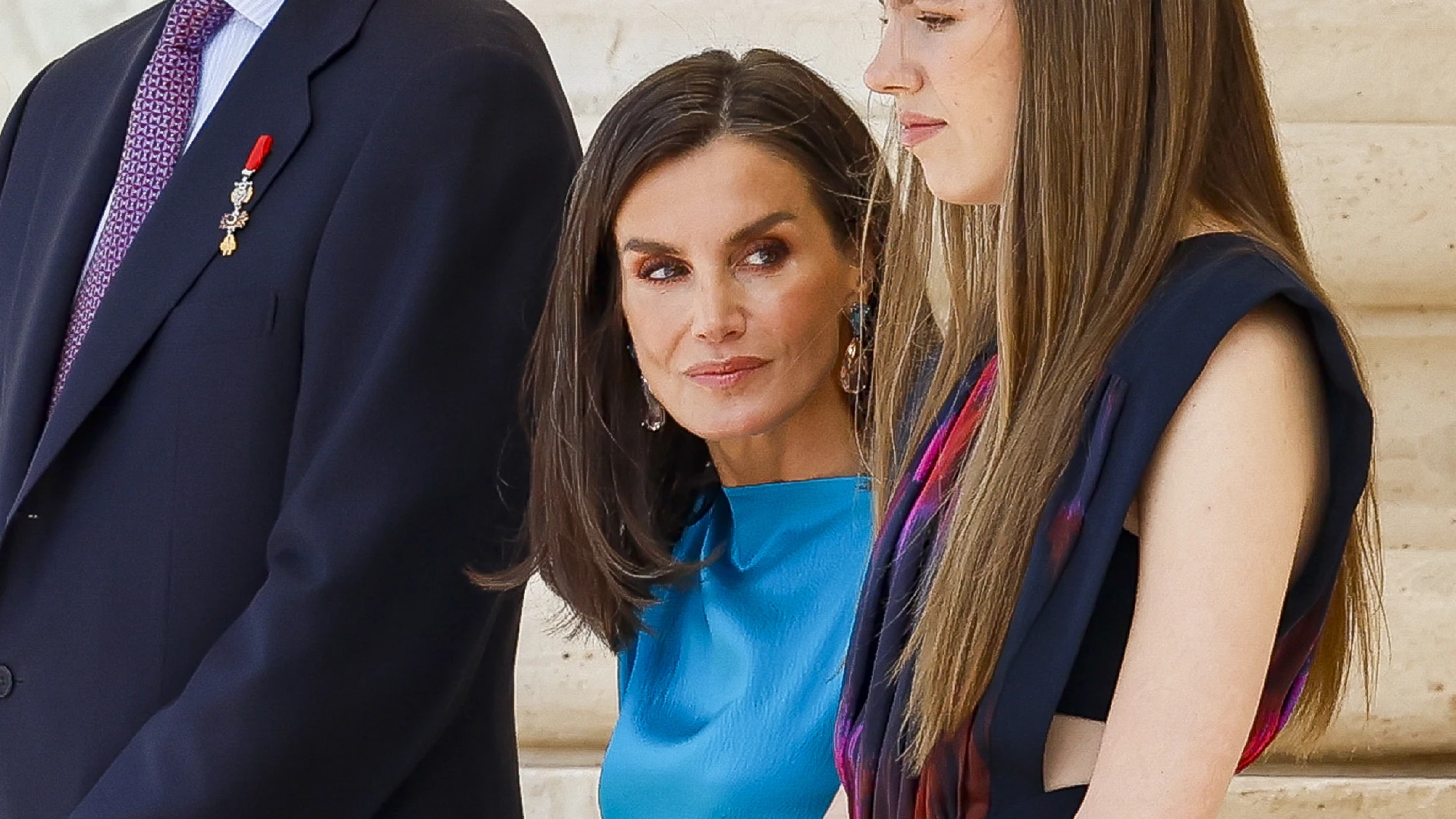 La Reina Letizia con vestido azul.