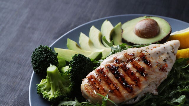 Pechuga de pollo con aguacate, un plato de alimentación de la dieta cetogénica