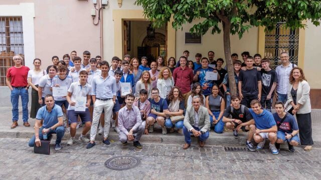 Algunos de los participantes del programa posan con la decana
