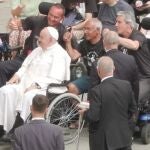 Dos españoles recorren más de 800 km en silla de ruedas para pedir al Papa más investigación de las enfermedades raras