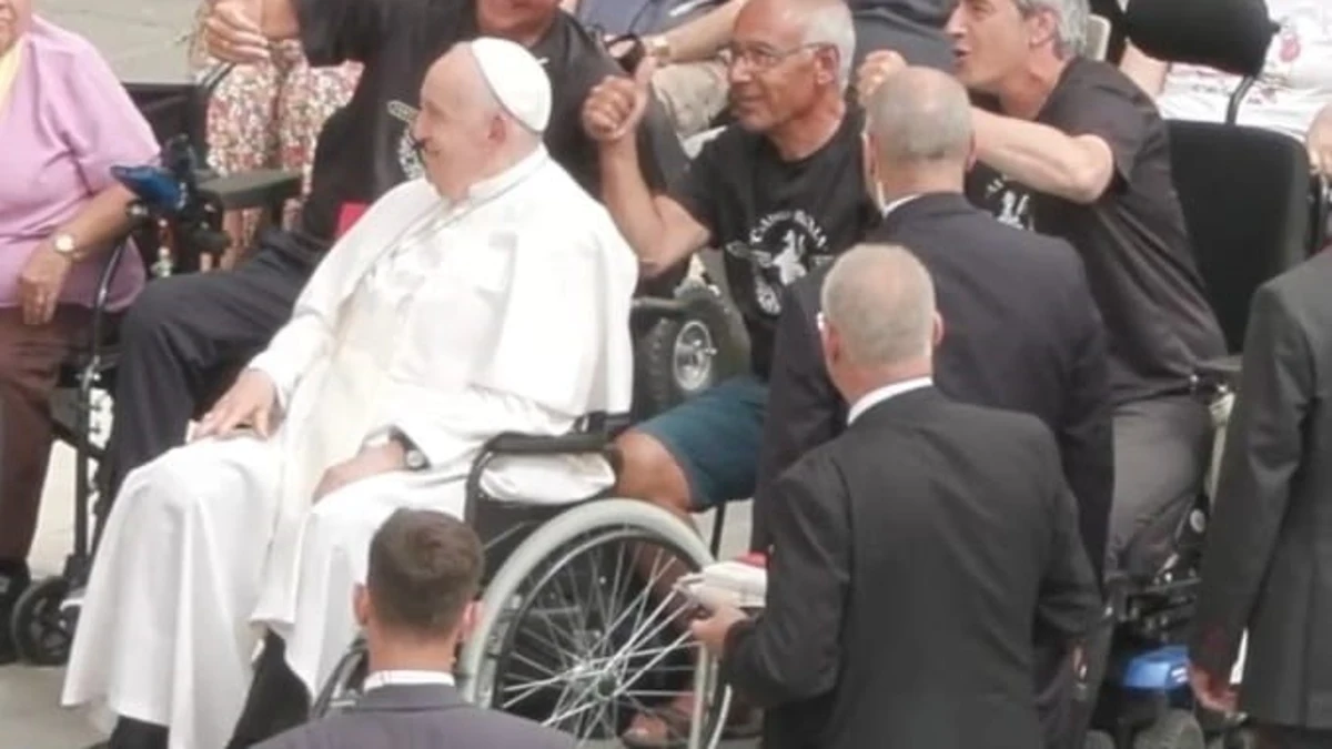 Dos españoles recorren 800 km en silla de ruedas para pedir al Papa investigar las enfermedades raras
