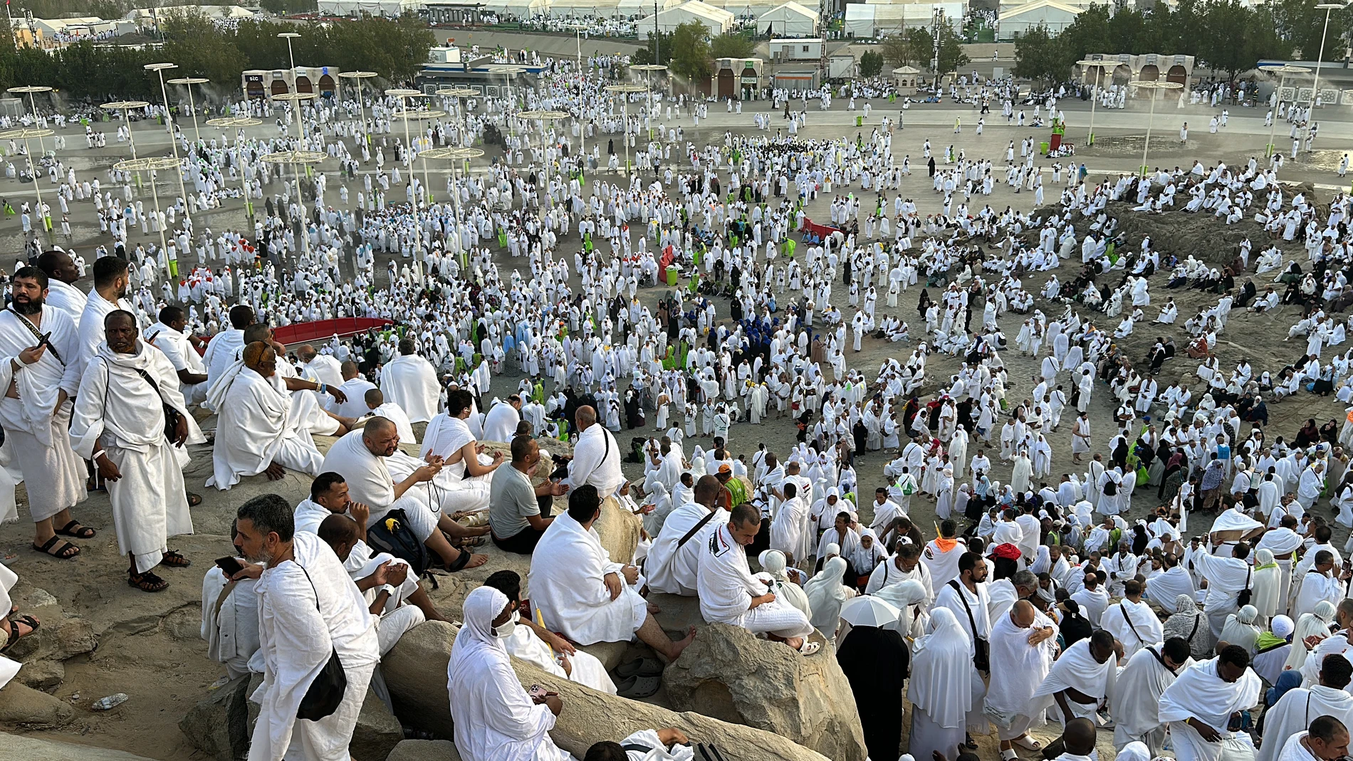 Cientos de musulmanes en el monte Arafat durante la peregrinación a La Meca, en Arabia Saudí (archivo) 15/06/2024