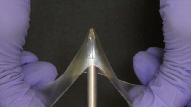 Los investigadores han creado una nueva clase de materiales llamados "geles vítreos" que son tan duros como los polímeros vítreos, pero, si se les aplica suficiente fuerza, pueden estirarse hasta cinco veces su longitud original en lugar de romperse. Una característica clave que distingue a los geles vítreos es que contienen más del 50% de líquido, lo que los hace más eficientes conductores de electricidad que los plásticos comunes con características físicas comparables. 
