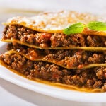 La lasaña es un plato típico de la gastronomía italiana y una comida muy consumida en gran parte del mundo, contando con distintas variantes y varias formas de hacer esta receta