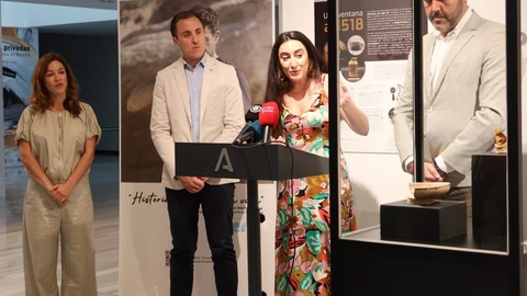 El Museo de Almería exhibe un ataifor y un jarrito de la época nazarí como 'piezas del mes' de junio
