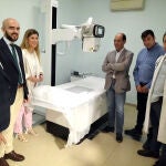 La delegada territorial de la Junta, Raquel Alonso; el alcalde de Laguan de Duero, Avelino Álvarez; el director general de Calidad e Infraestructuras Sanitarias de Sacyl, Álvaro Muñoz Galindo; y el gerente de Atención Primaria de Valladolid Oeste, Elpidio García; entre otros, visitan el nuevo equipo 
