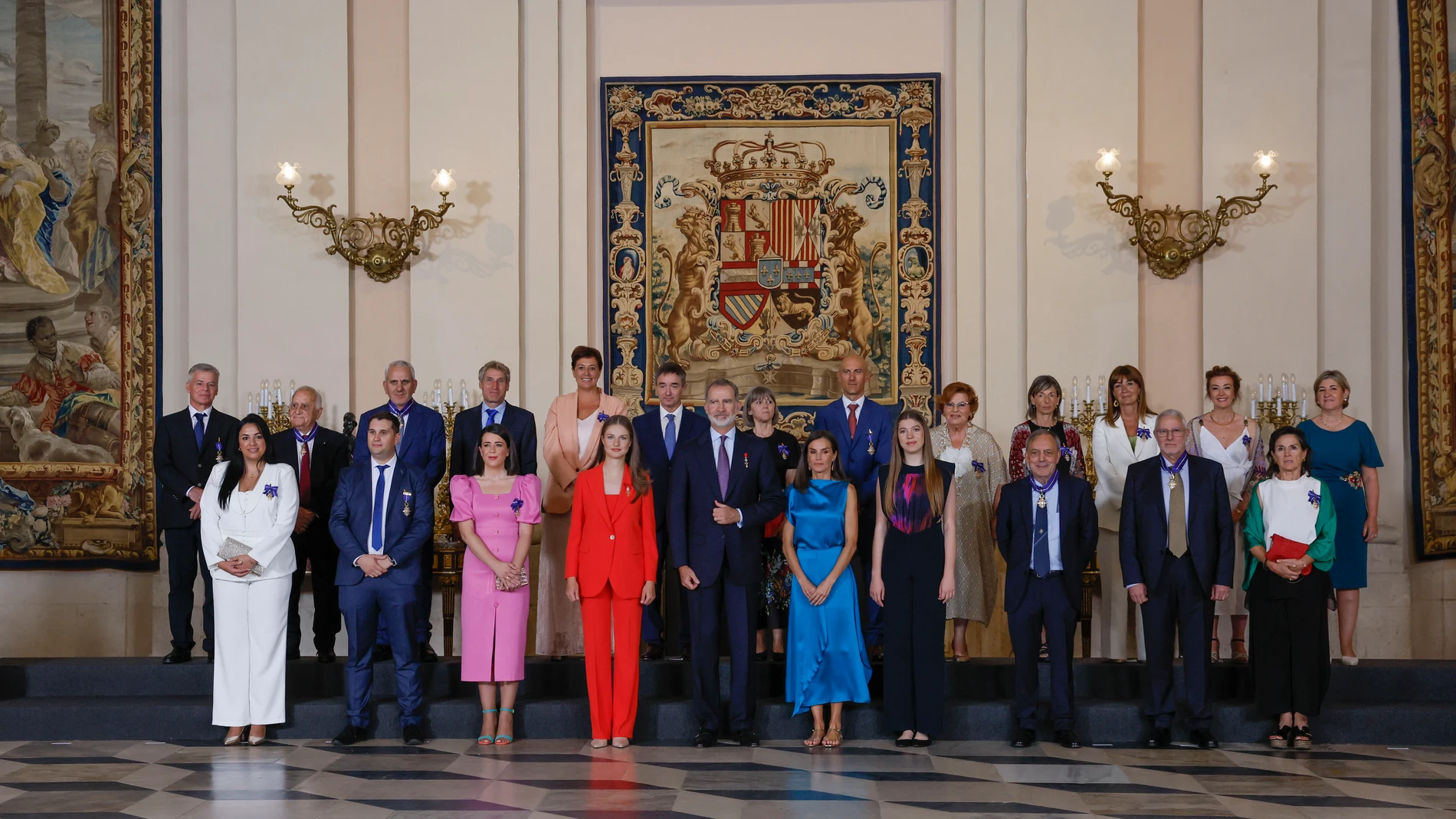 MADRID, 19/06/2024.- El rey Felipe VI (5i) junto a su hija Leonor princesa de Asturias (4i), la infanta Sofía (4d) y la reina Letizia (5d) posan con los galardonados para la foto de familia de la imposición de condecoraciones al mérito civil en el Palacio Real en Madrid donde se conmemora el décimo aniversario del reinado de Felipe VI, este miércoles. El rey Felipe VI, junto a la reina Letizia y sus hijas, conmemora el décimo aniversario de su reinado con el relevo solemne de la Guardia Real,...