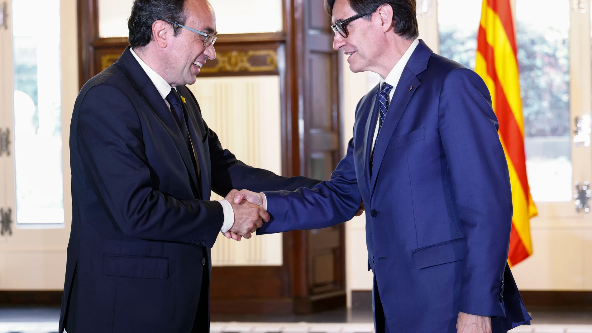 GRAFCAT5654 BARCELONA 19/6/2024.- El presidente del Parlament, Josep Rull (i), abrió hoy su ronda de consultas recibiendo al primer secretario del PSC, Salvador Illa (d), con el encargo de proponer un candidato a la presidencia de la Generalitat de cara al primer debate de investidura previsto para el 25 de junio. EFE/ Quique Garcia