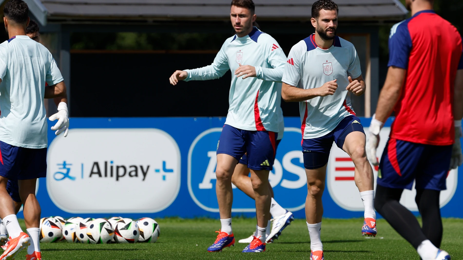 DONAUESCHINGEN (ALEMANIA), 19/06/2024.- El defensa Nacho Fernández (2d) durante el entrenamiento de la selección española de fútbol este miércoles en el lugar de concentración de Donaueschingen. EFE/ J.J. Guillén
