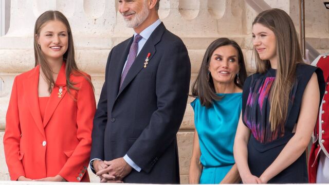 La Princesa Leonor eclipsa el décimo aniversario de la Proclamación de Felipe VI con un traje rojo muy 'Reina Letizia'