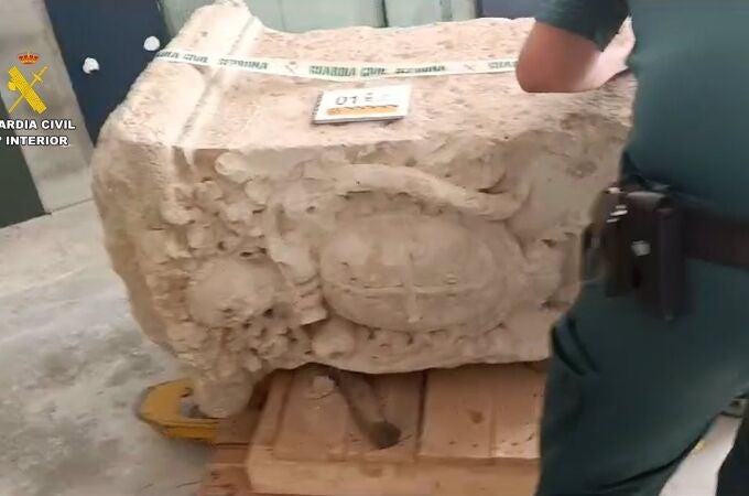 El Seprona recupera un pilar de una fuente del siglo XVII sustraído en enero de 2023 en Lucena (Córdoba)