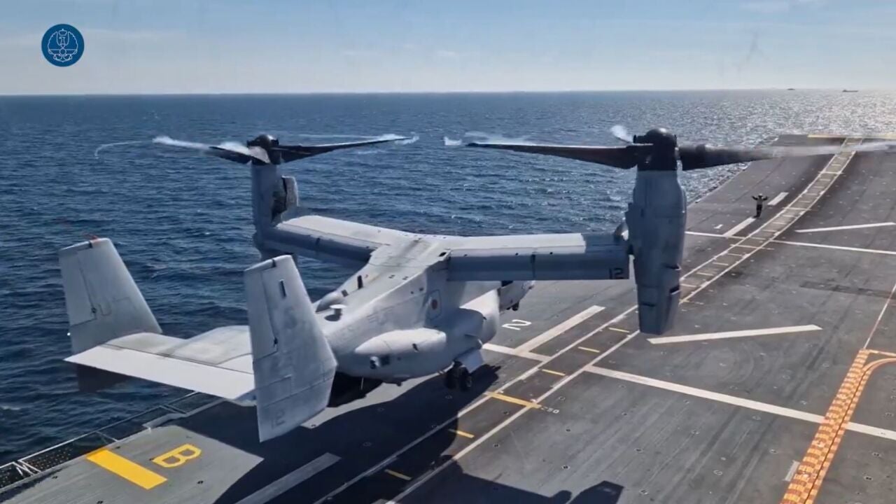 これは、LHD フアン カルロス 1 世の甲板から海兵隊 MV-22B オスプレイが見事に離陸した場面でした。